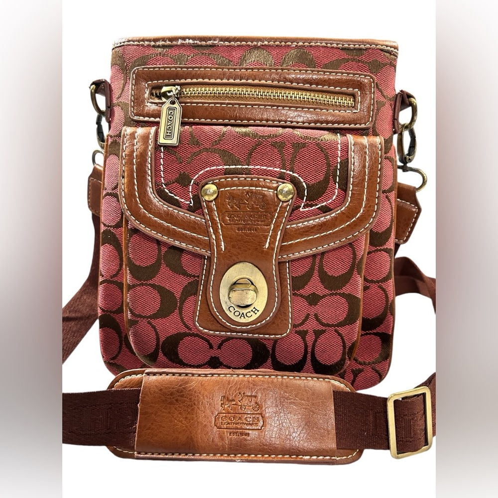 Coach est 1941 leather women’s crossbody bag Preowned in a really good condition